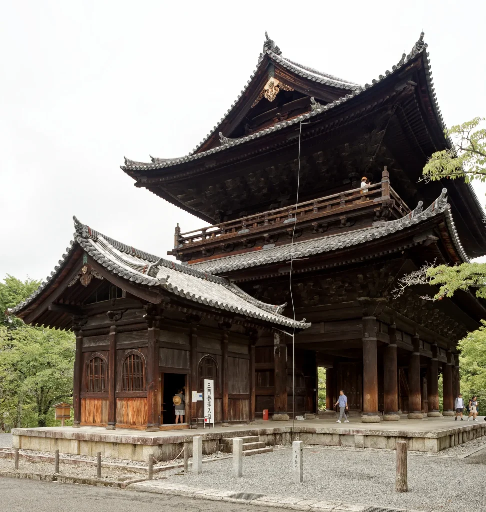 境内から近くで見上げる重厚な木造の南禅寺三門