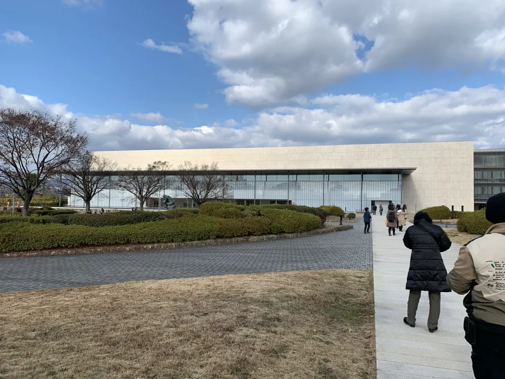 水盤の向こうに立つ京都国立博物館の平成知新館