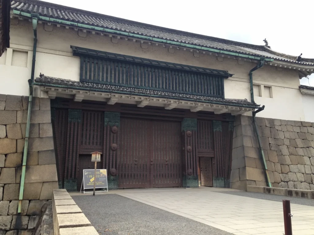 石垣の間に大きな木戸がある二条城の東大手門