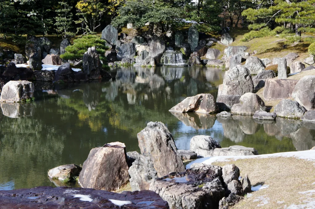 大きな石と池と松が重なる二条城二の丸庭園
