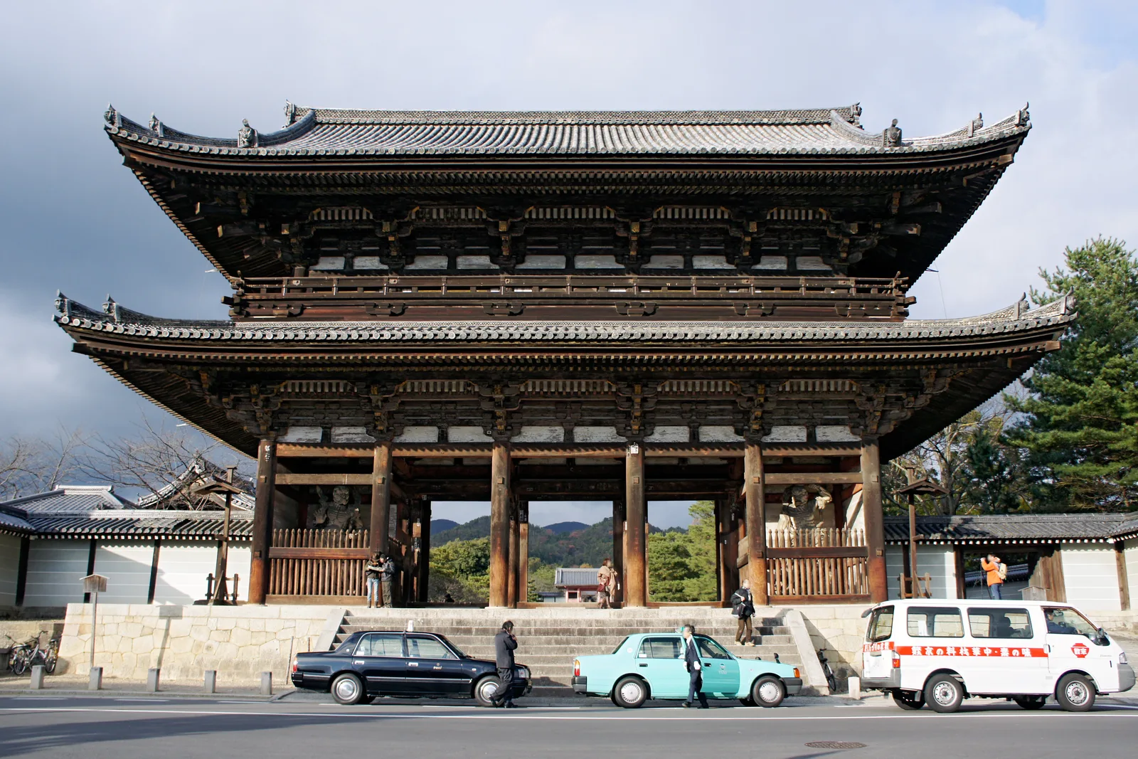 道路越しに正面から見上げる仁和寺の大きな二王門