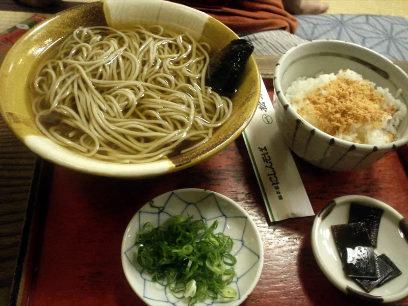 甘露煮のにしんをのせた温かいそばと薬味