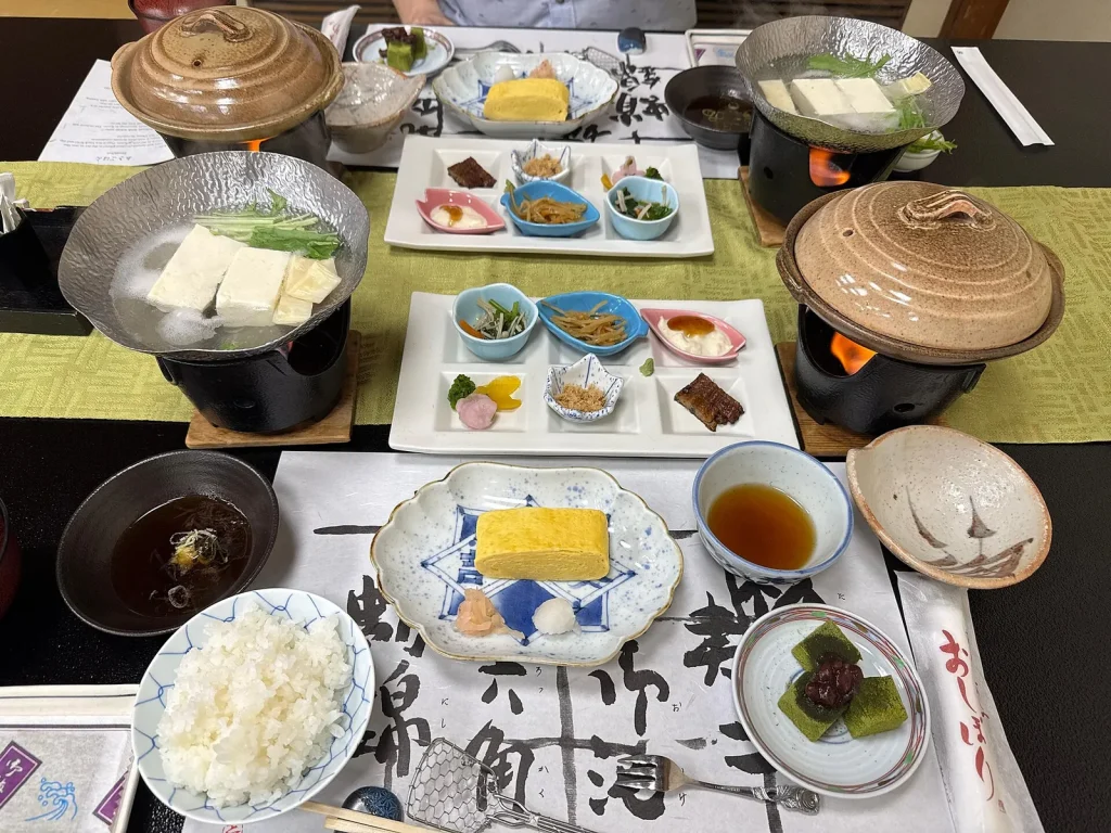 湯豆腐やだし巻きなど一人分ずつ並んだ京都の旅館朝食