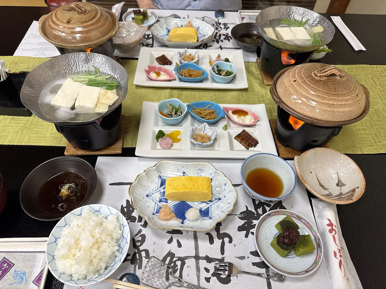 湯豆腐やだし巻きなど一人分ずつ並んだ京都の旅館朝食
