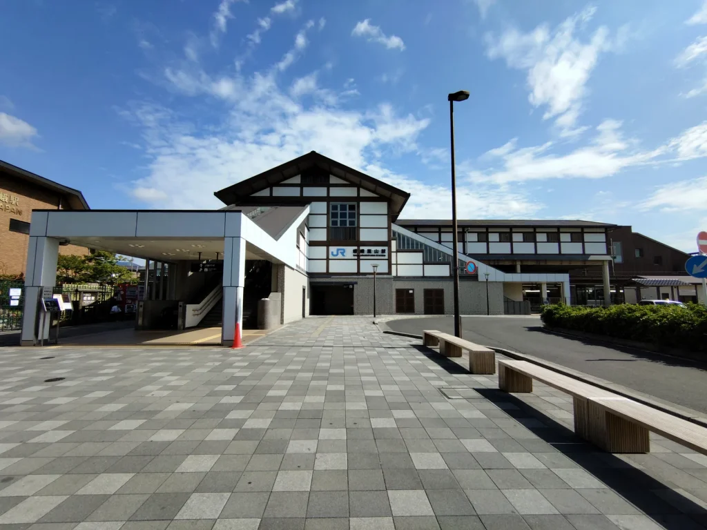 青空の下に立つJR嵯峨嵐山駅南口と駅前広場