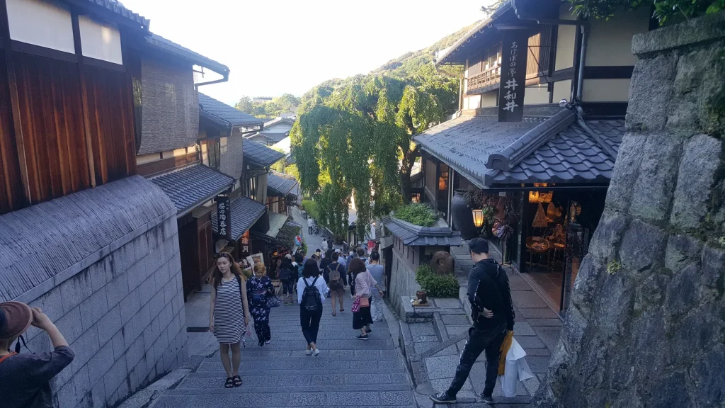 京都の町家と店が並ぶ産寧坂の石段