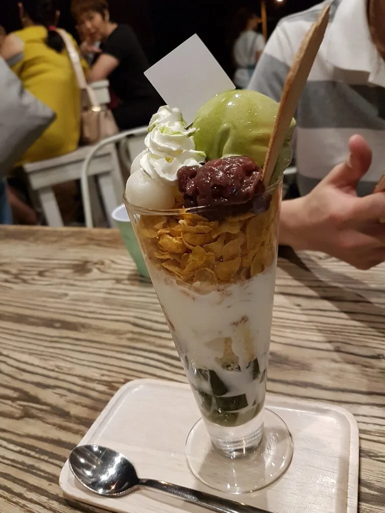 抹茶アイスと白玉とあんこを盛り付けた抹茶パフェ