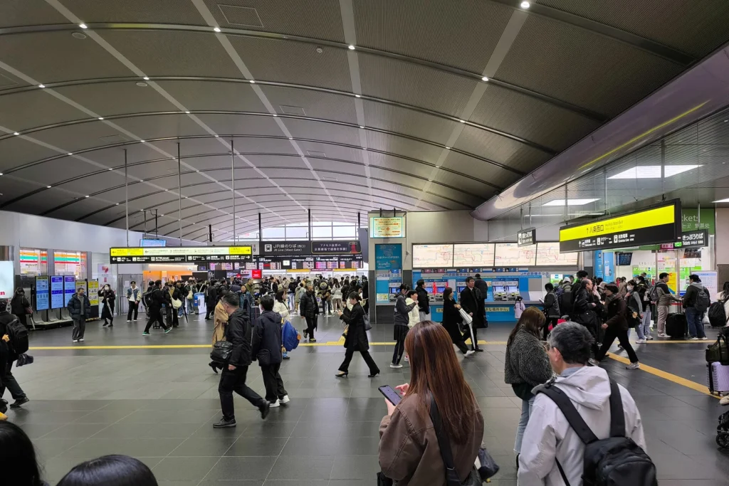 京都駅中央口付近の広いコンコースと案内表示
