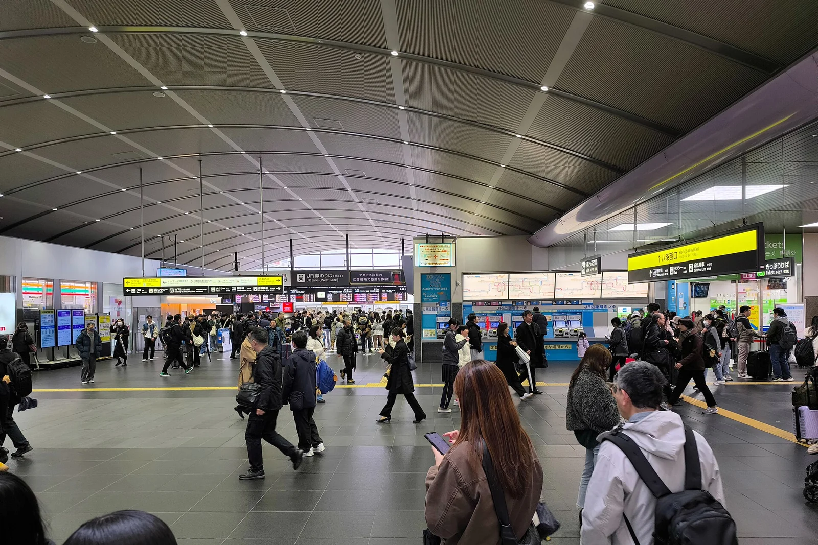 京都駅中央口付近の広いコンコースと案内表示