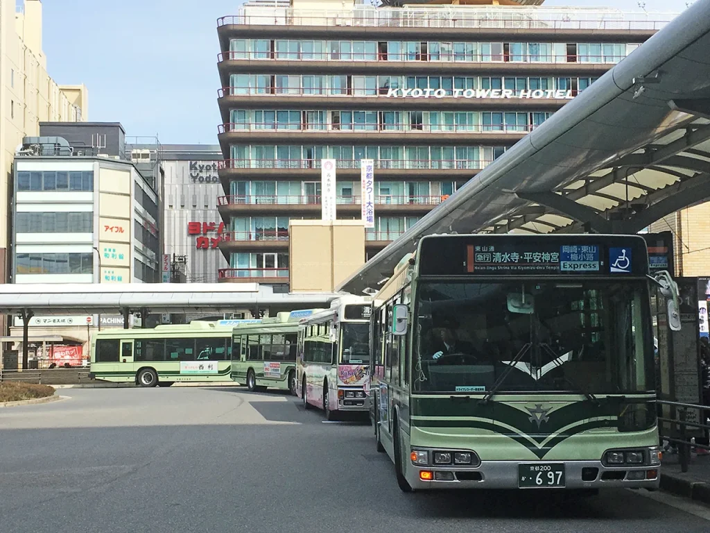 京都駅烏丸口で複数の乗り場が並ぶ駅前バスターミナル