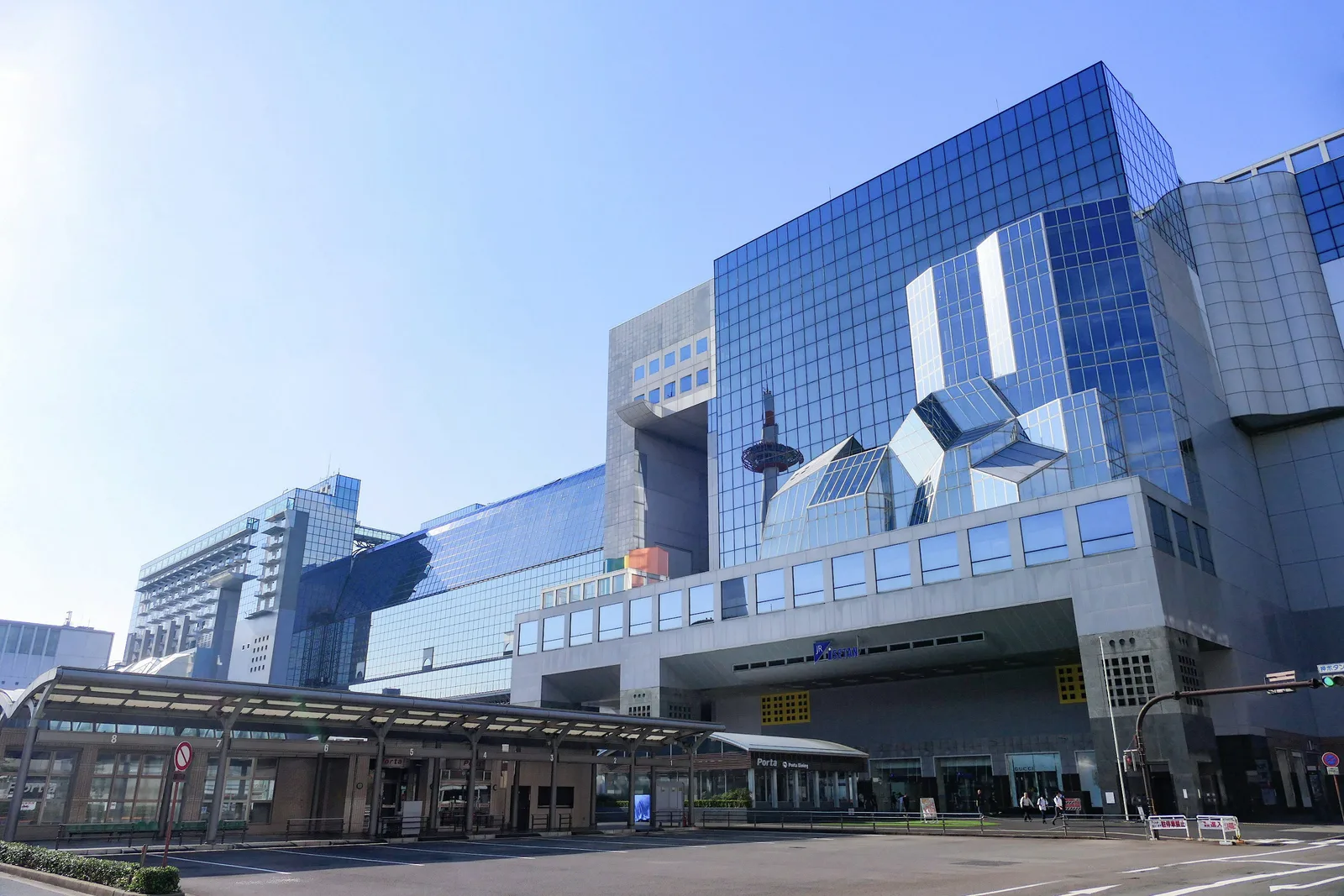 京都駅中央口側のガラスと鉄骨が広がる駅ビル外観