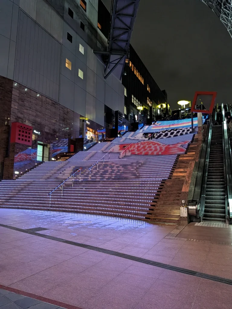 夜の照明に彩られた京都駅ビルの長い大階段