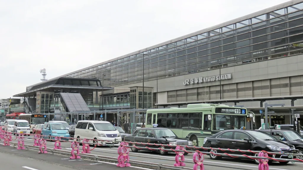 歩道とバス乗降場所に面した京都駅南側の八条口駅舎