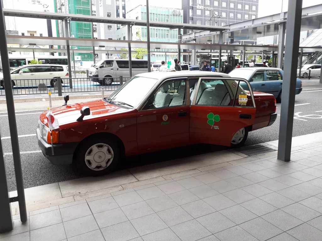 京都駅八条口の乗り場に停車する京都のタクシー