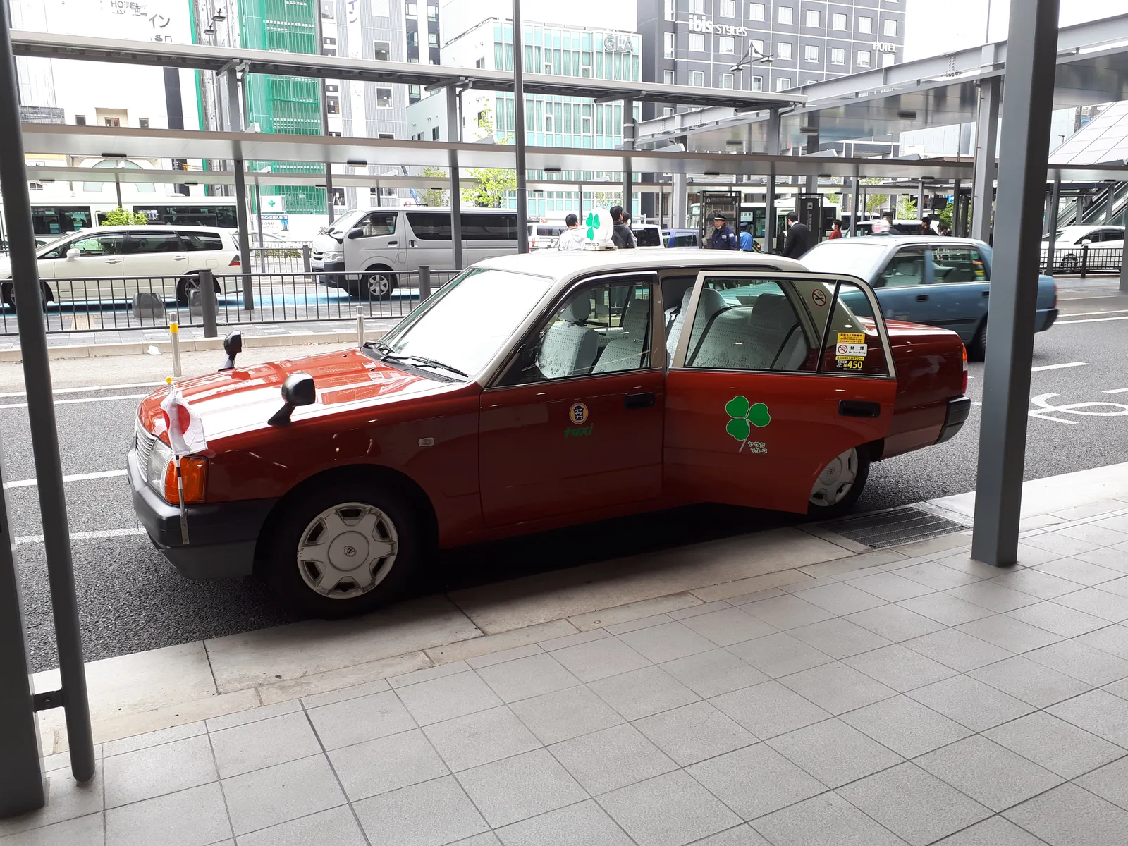 京都駅八条口の乗り場に停車する京都のタクシー