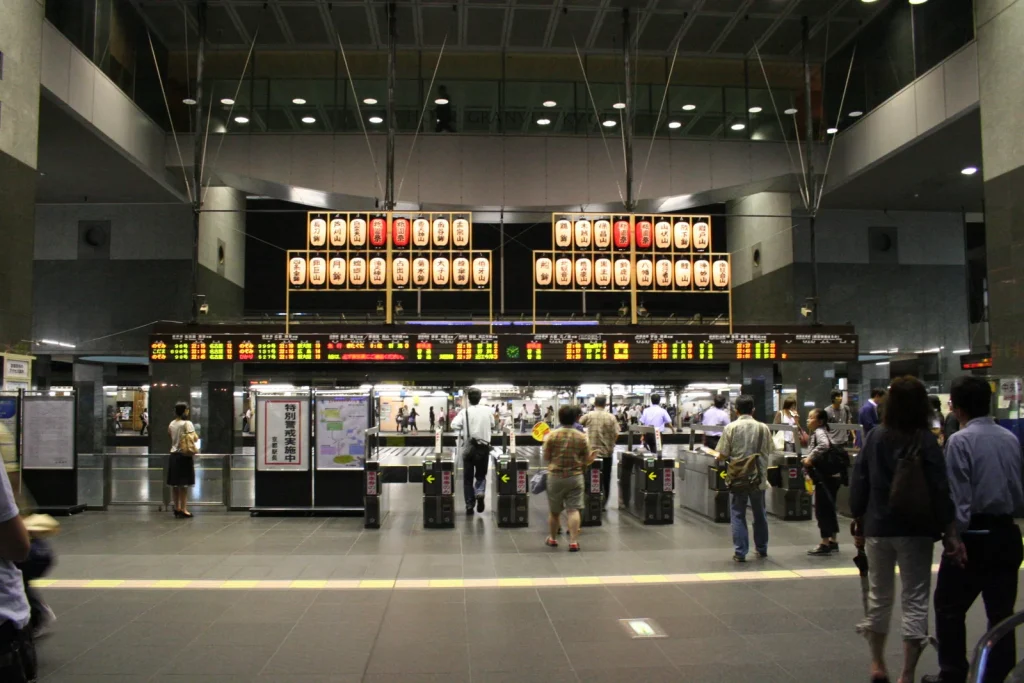 京都駅烏丸側にあるJR線中央改札口と駅構内