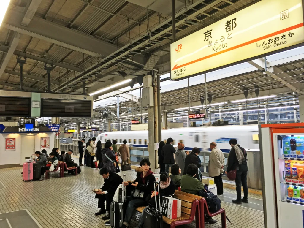 東海道新幹線の車両が停車する京都駅の新幹線ホーム