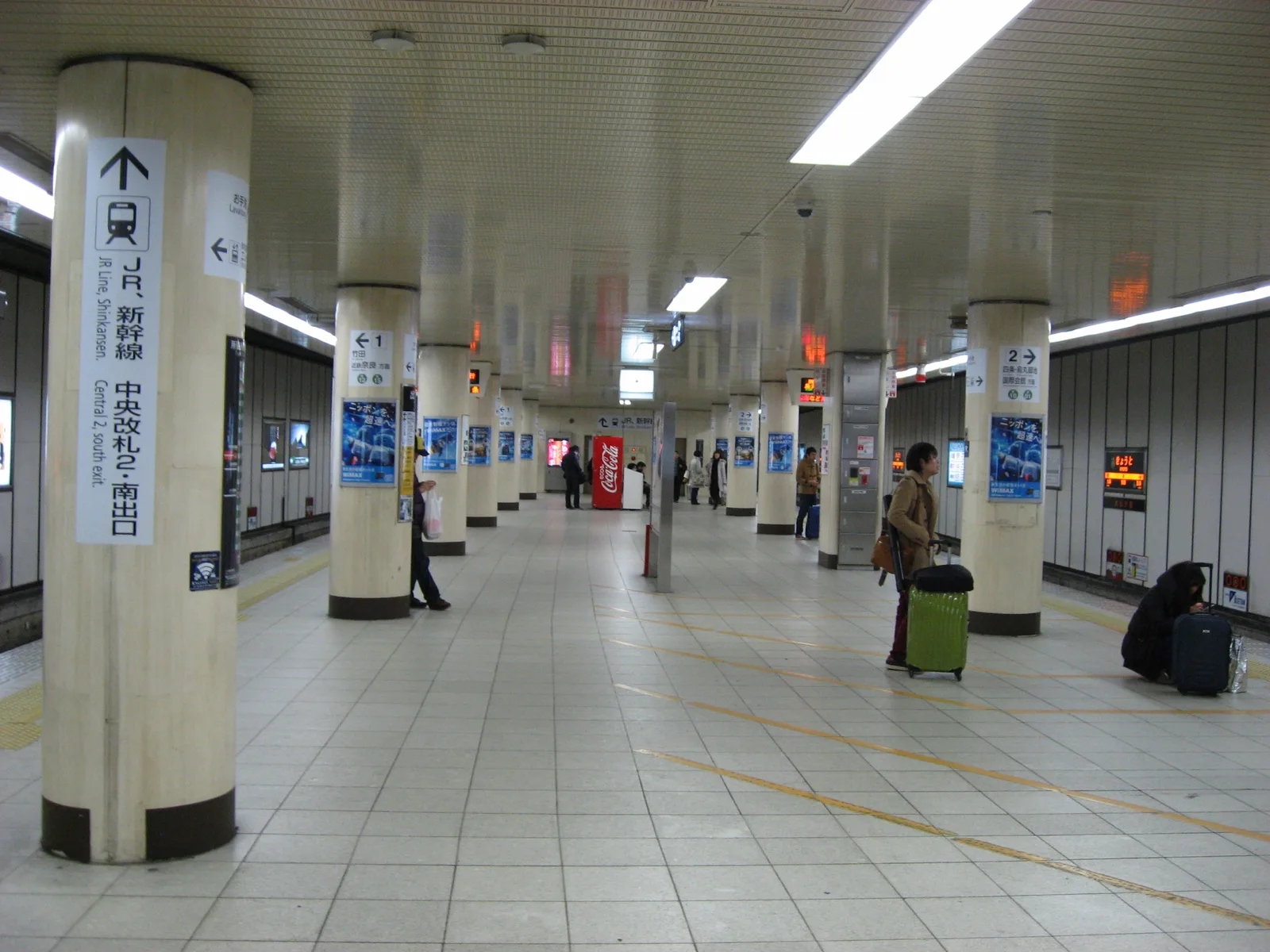 行先案内と線路が見える京都市営地下鉄烏丸線京都駅ホーム