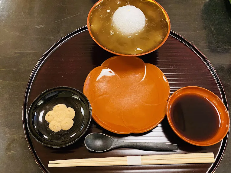 黒蜜ときな粉を添えた祇園のわらび餅