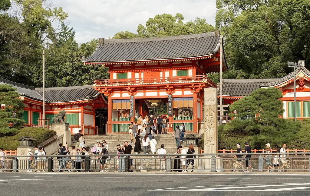 四条通の正面に立つ夕方の八坂神社西楼門