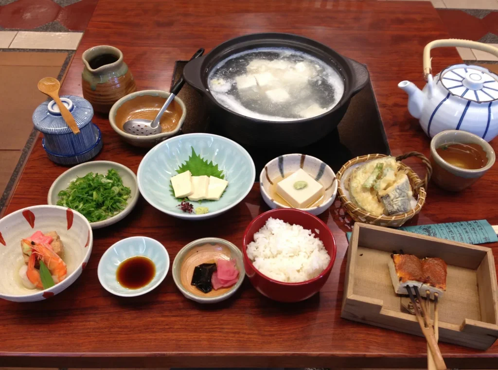 土鍋の湯豆腐と小鉢やご飯が並ぶ京都の湯豆腐膳