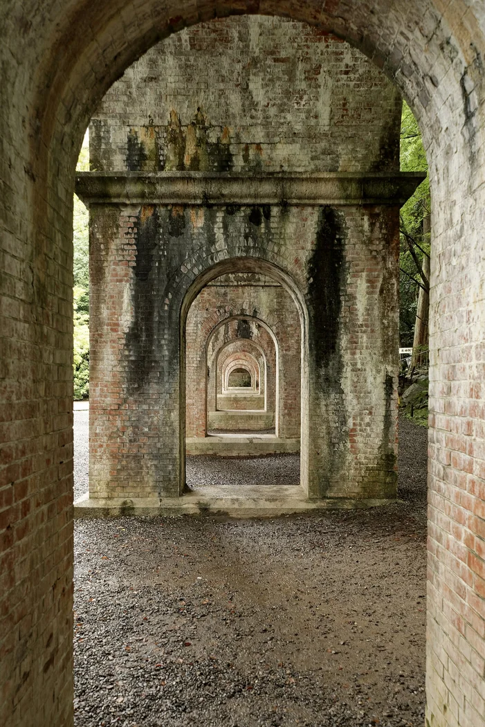 南禅寺水路閣の煉瓦アーチが奥へ連なる風景