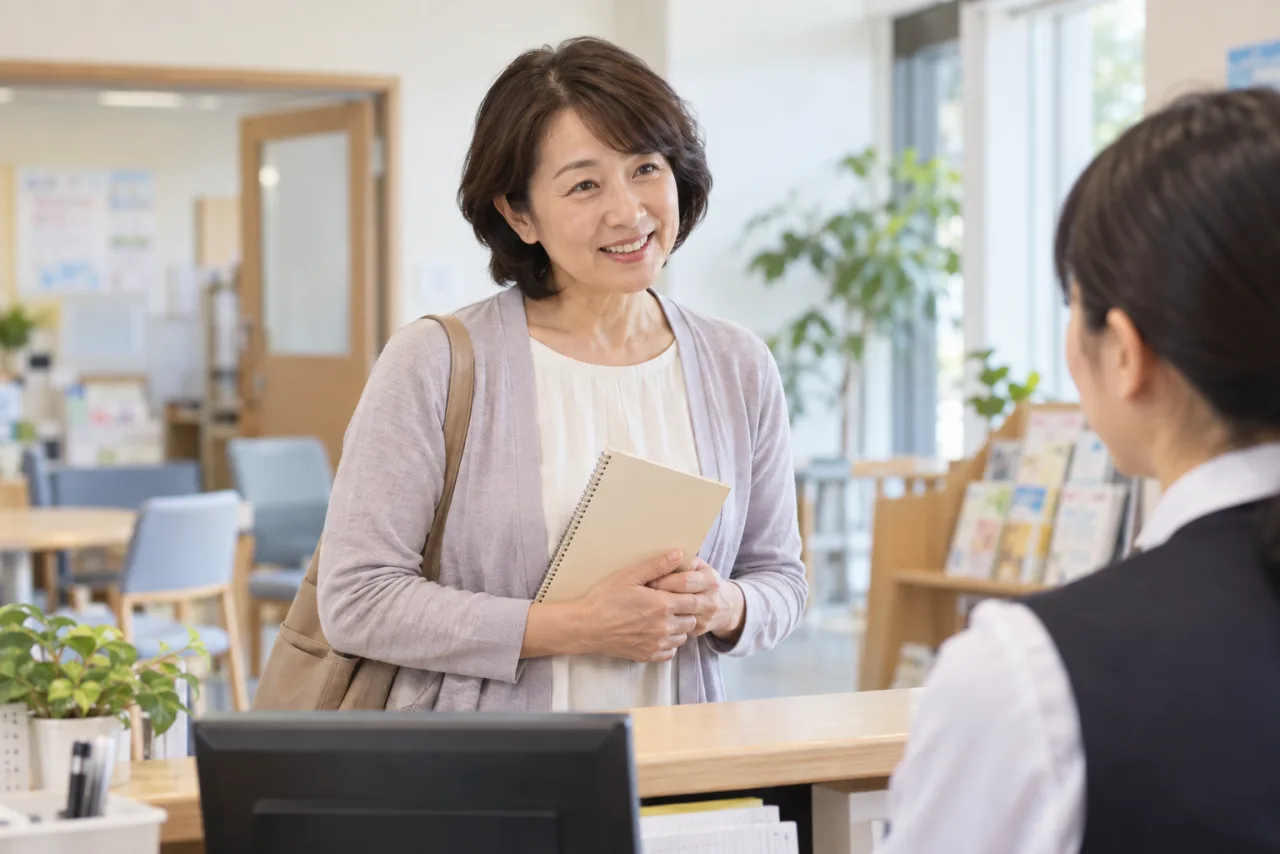 地域の相談窓口で支援策を確認する直美さん