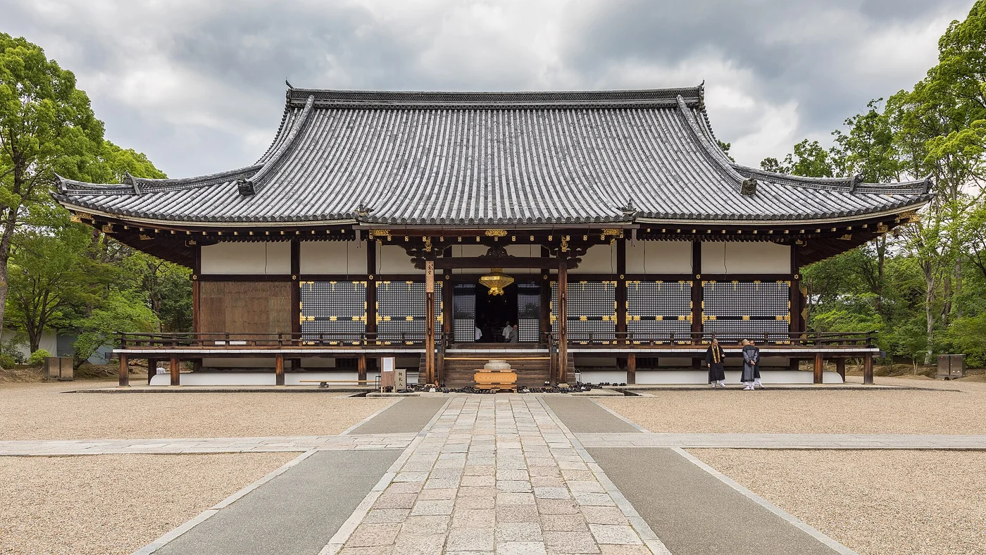 正面から見た仁和寺の国宝金堂と広い参道