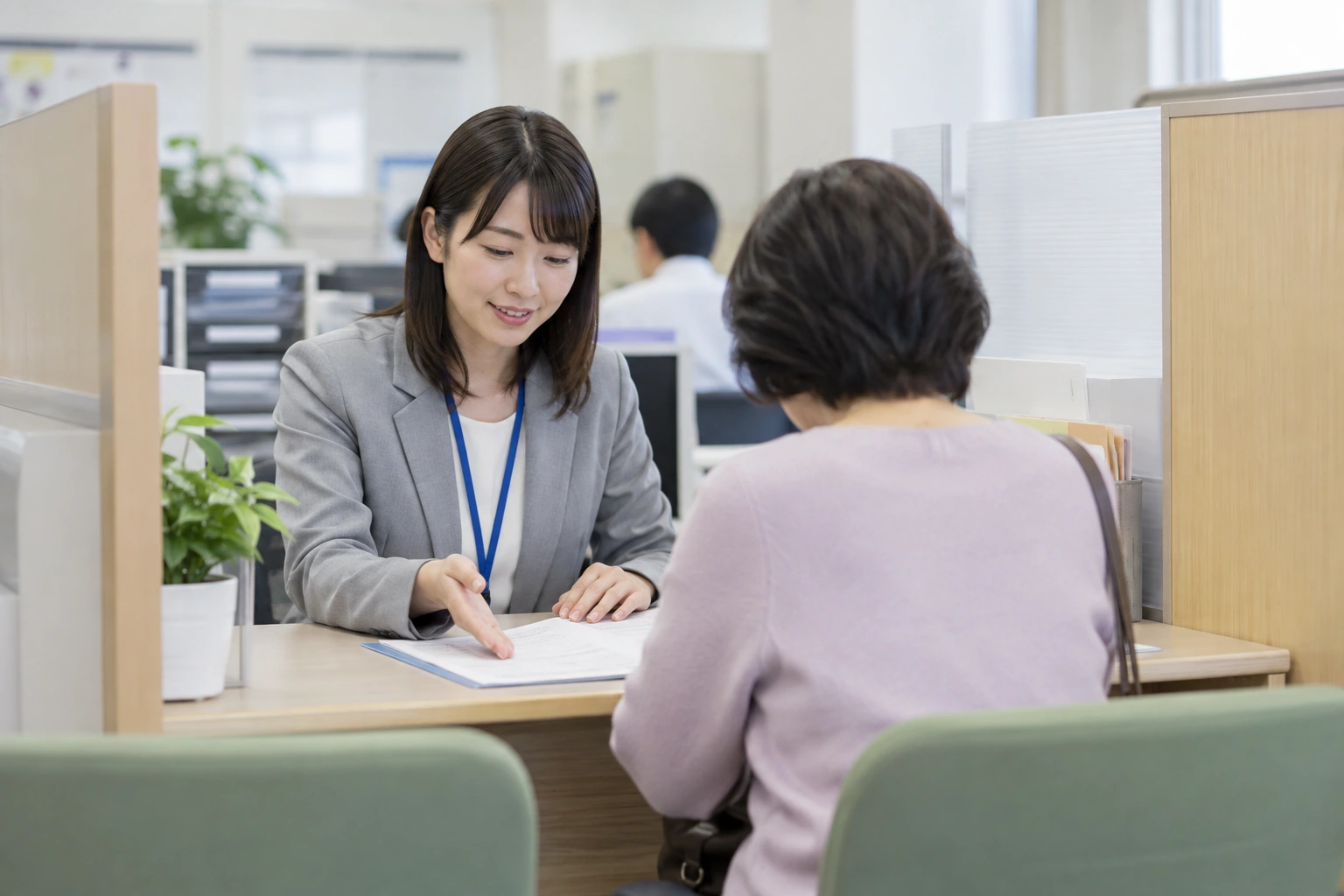 年金関係の書類をフォルダーと鍵付きの保管箱に整理する女性