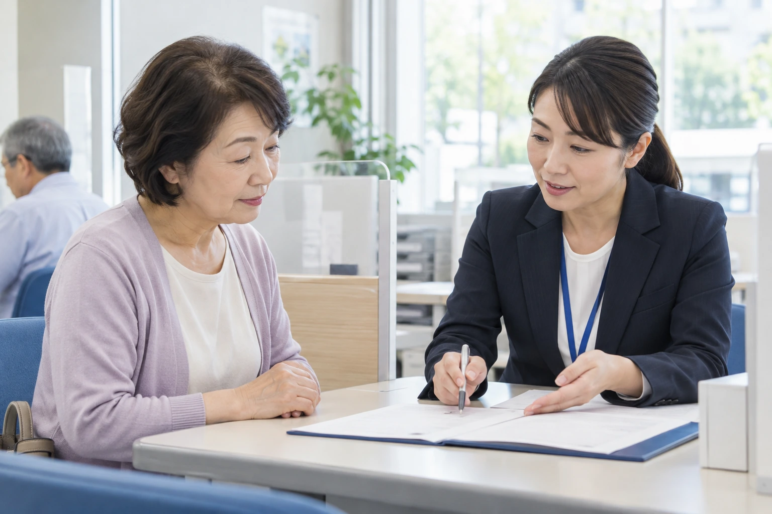 年金相談窓口で繰上げ受給の条件と必要な確認事項を相談する場面