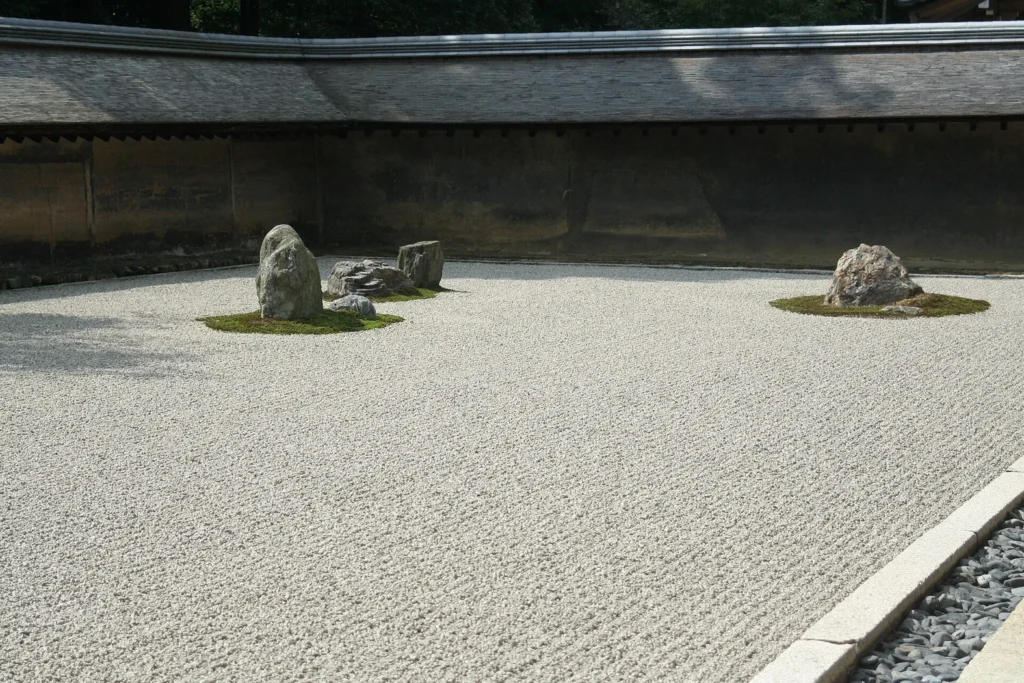 龍安寺の方丈庭園に並ぶ石と白砂