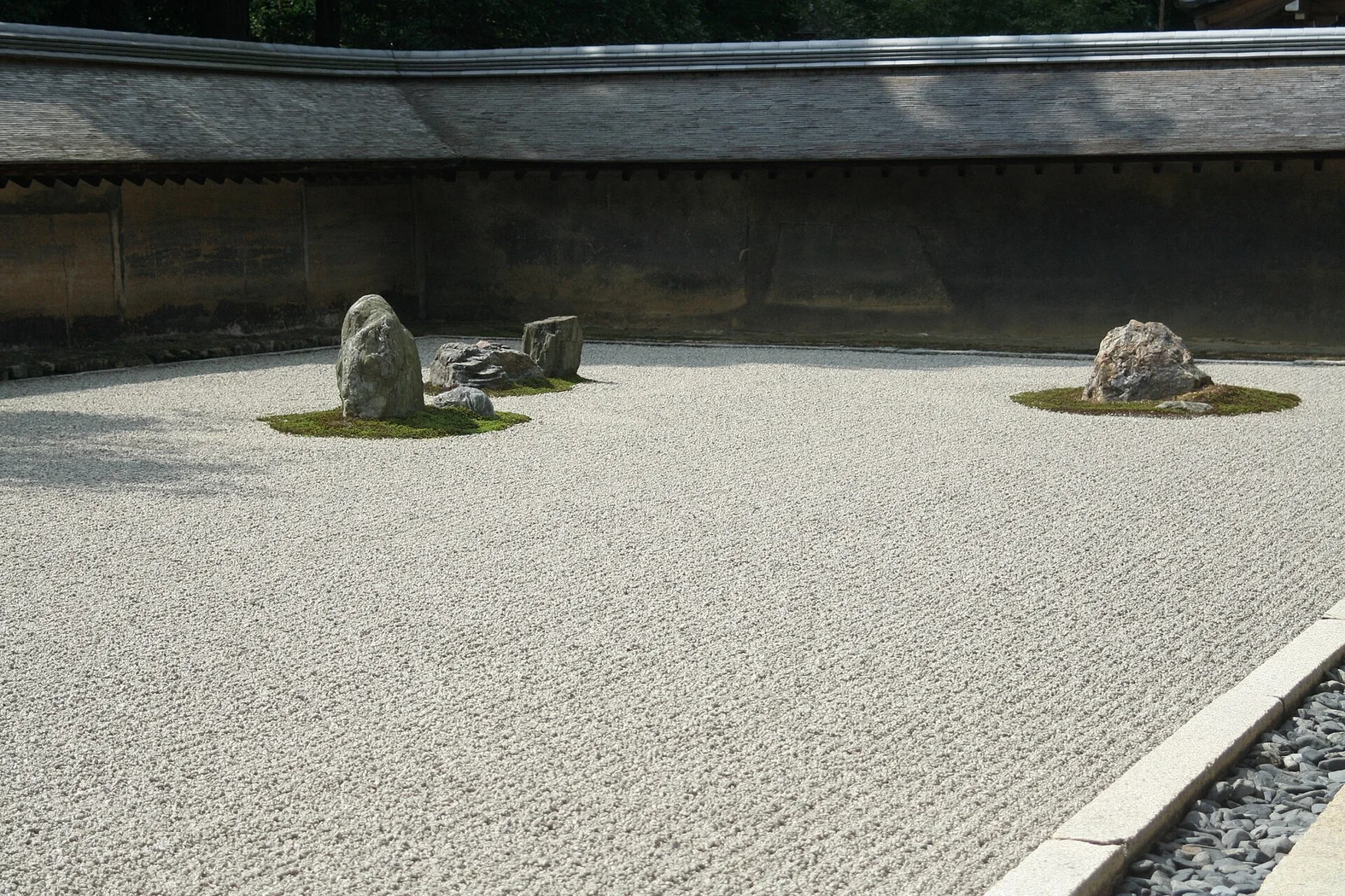 龍安寺の方丈庭園に並ぶ石と白砂