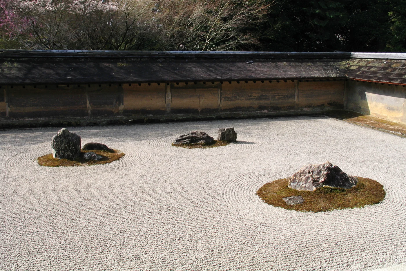 白砂と石が静かに配置された龍安寺の石庭