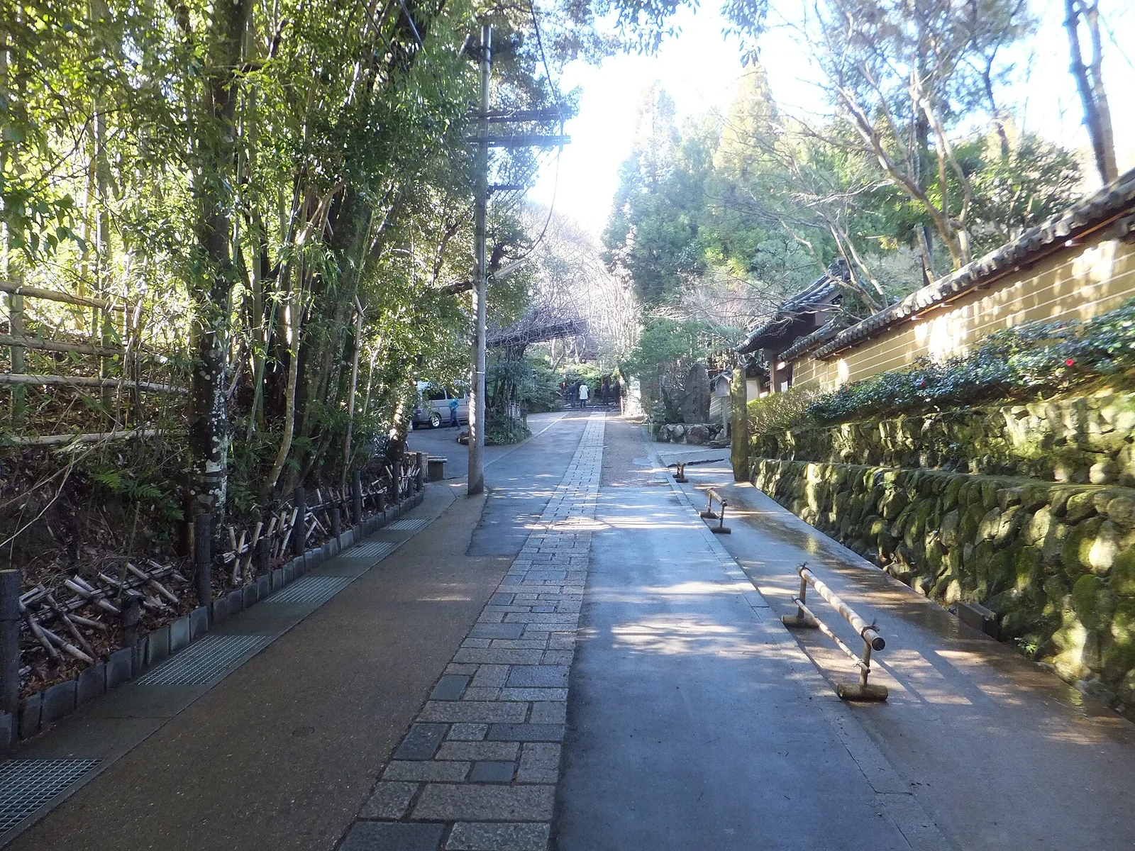 竹と石垣、古い家並みが続く嵯峨鳥居本の旧街道
