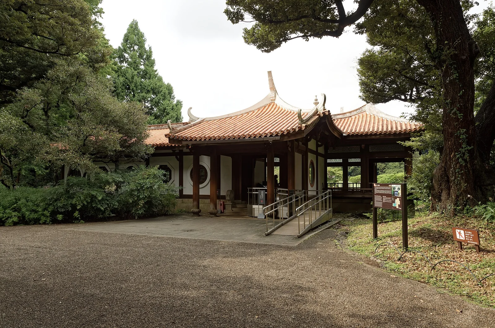 新宿御苑の日本庭園に建つ旧御涼亭