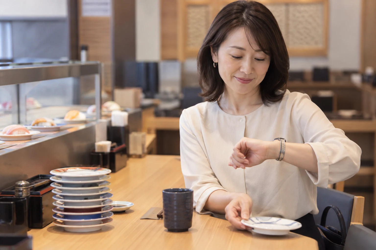 寿司食べ放題を無理せず切り上げる女性の編集イメージ