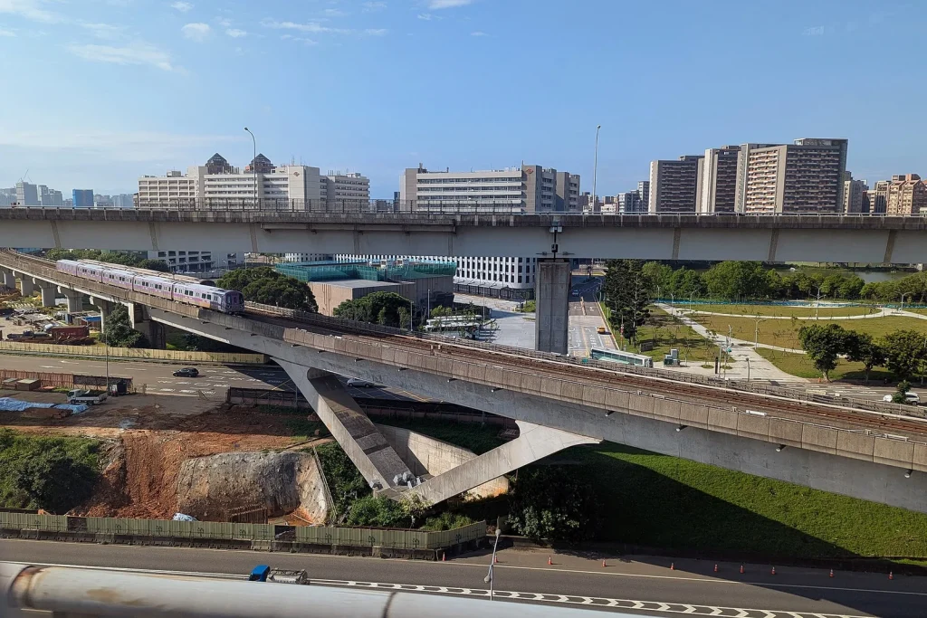 桃園空港MRTを走る列車