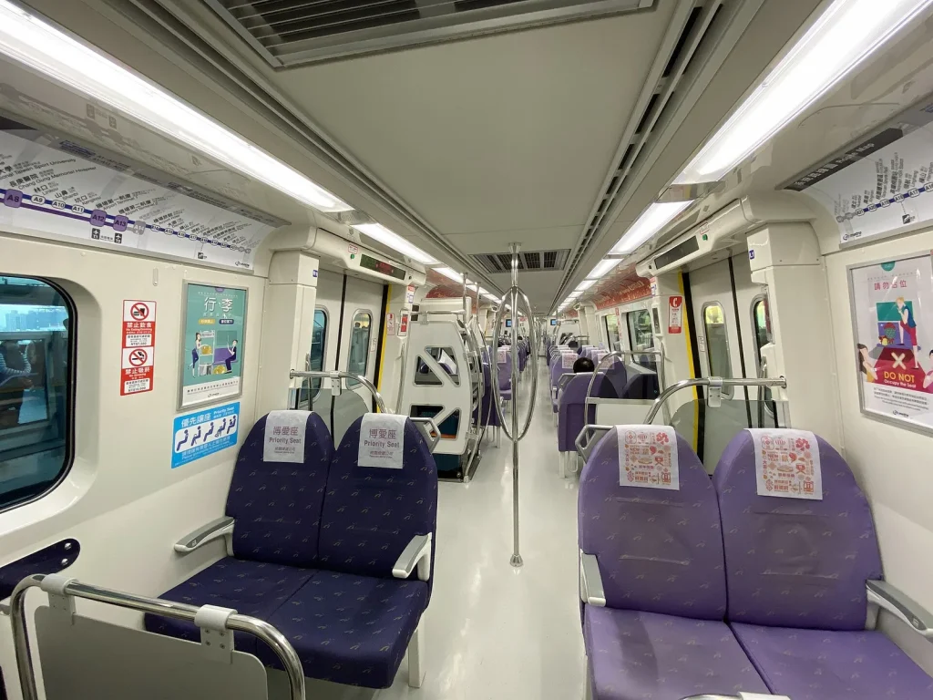 桃園空港MRTの車内