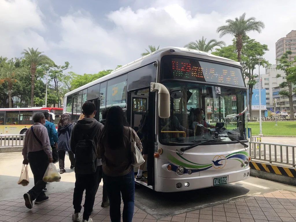 台北のバスが走る午後