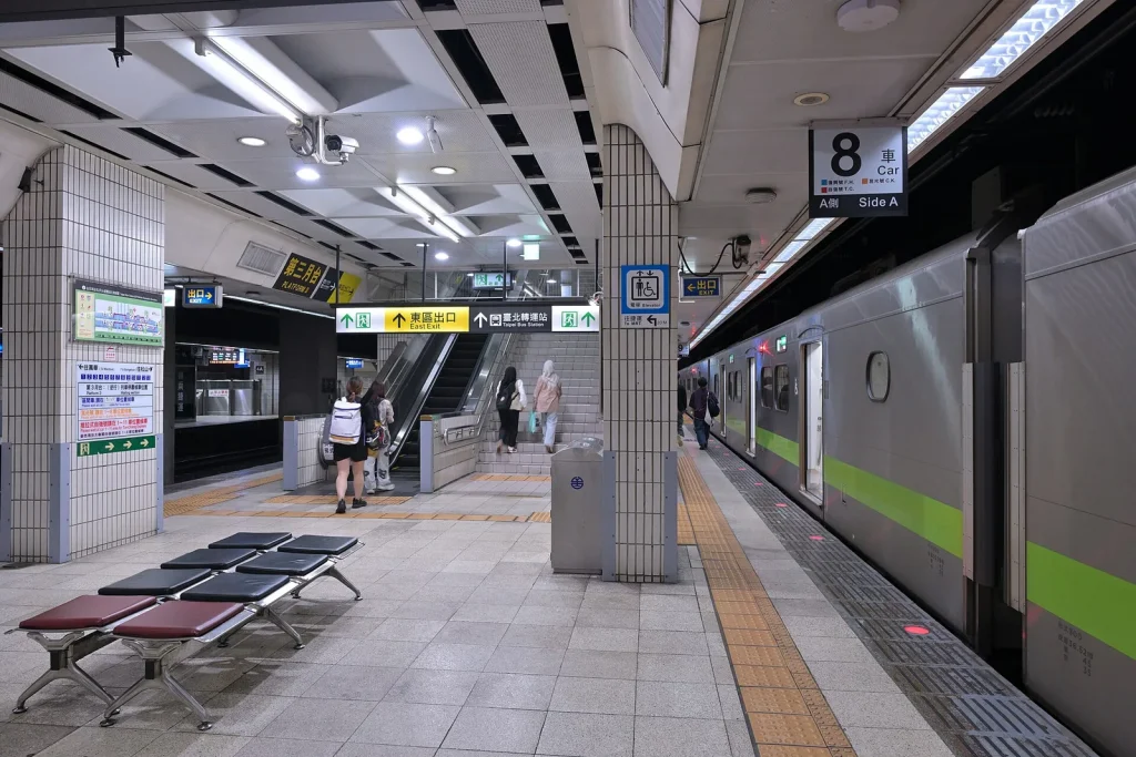 台北駅の朝のホーム