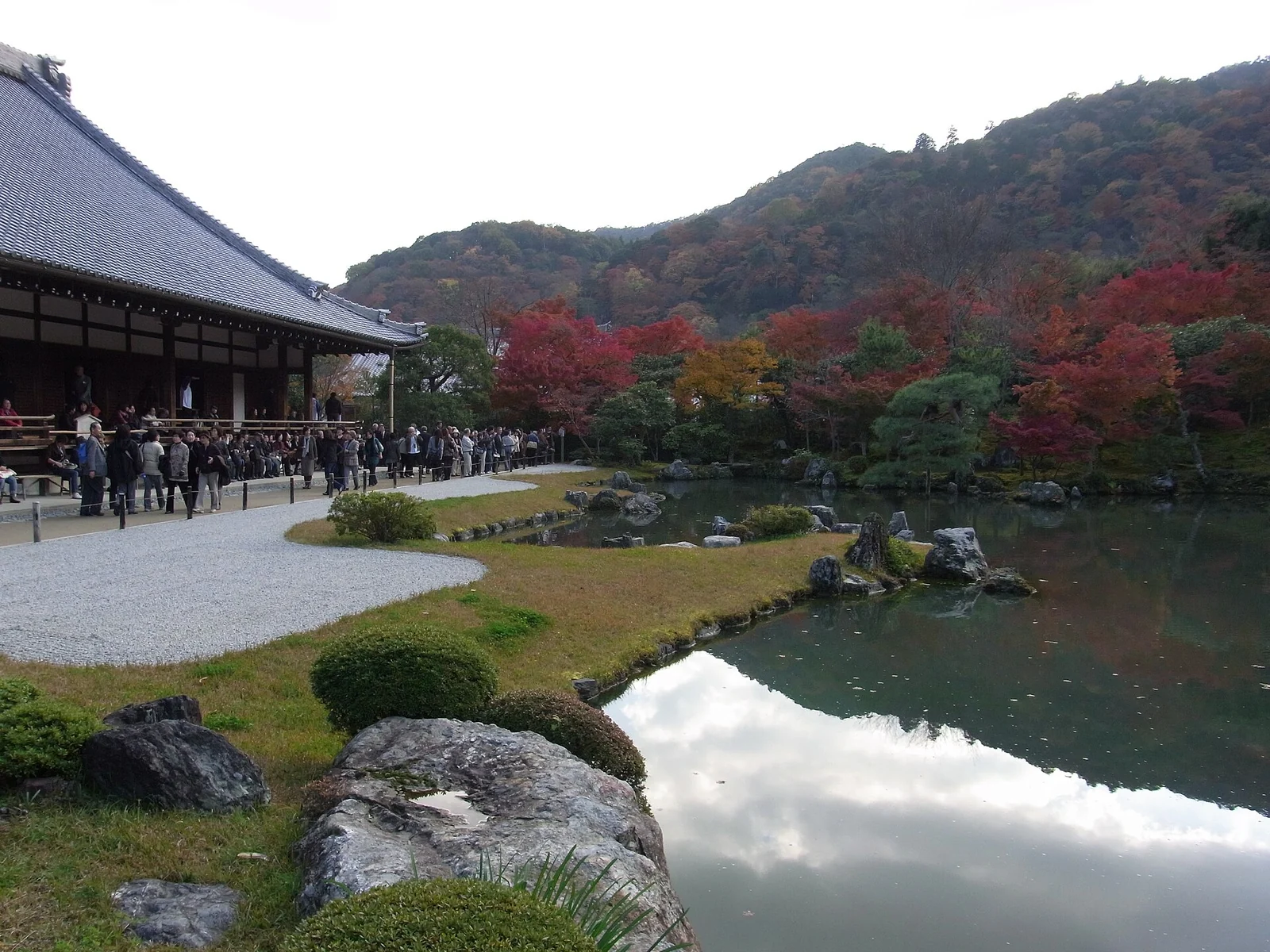 嵐山の山と紅葉を借景にした天龍寺曹源池庭園