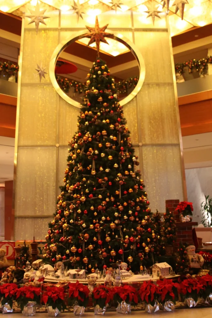 2012年にウェスティン都ホテル京都の館内に飾られた大きなクリスマスツリー