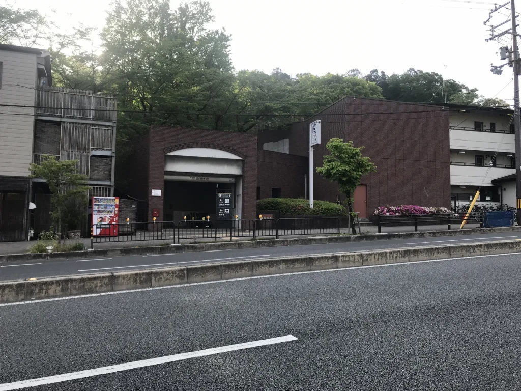三条通に面した地下鉄東西線蹴上駅1番出入口