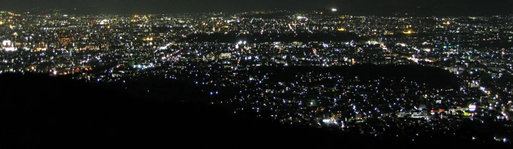 東山から西の京都市街を見渡した夜景
