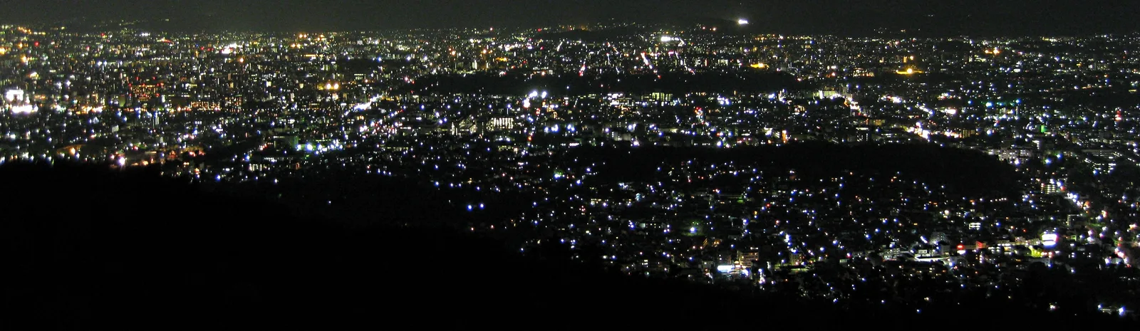 東山から西の京都市街を見渡した夜景