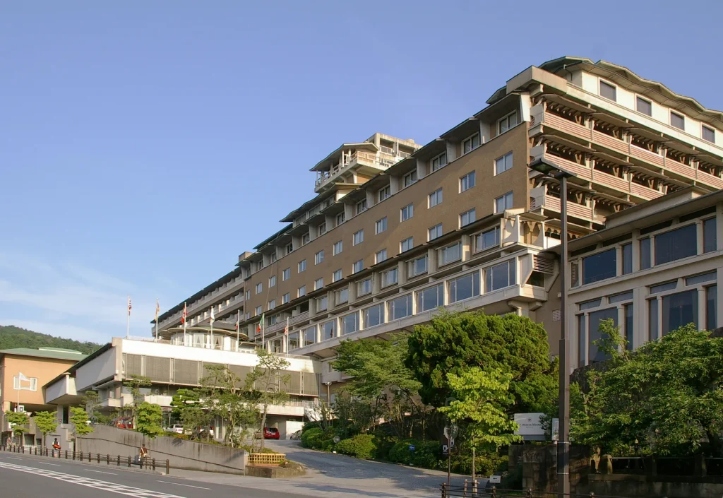 東山の斜面に沿って広がる2006年のウェスティン都ホテル京都の外観