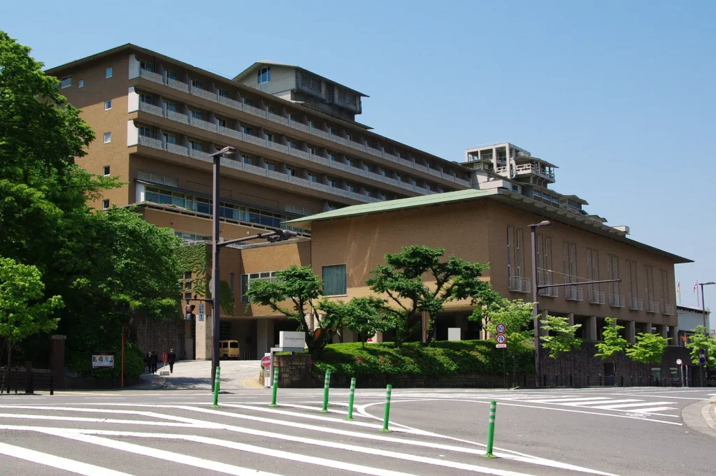 蹴上交差点側から見上げた2009年のウェスティン都ホテル京都の外観