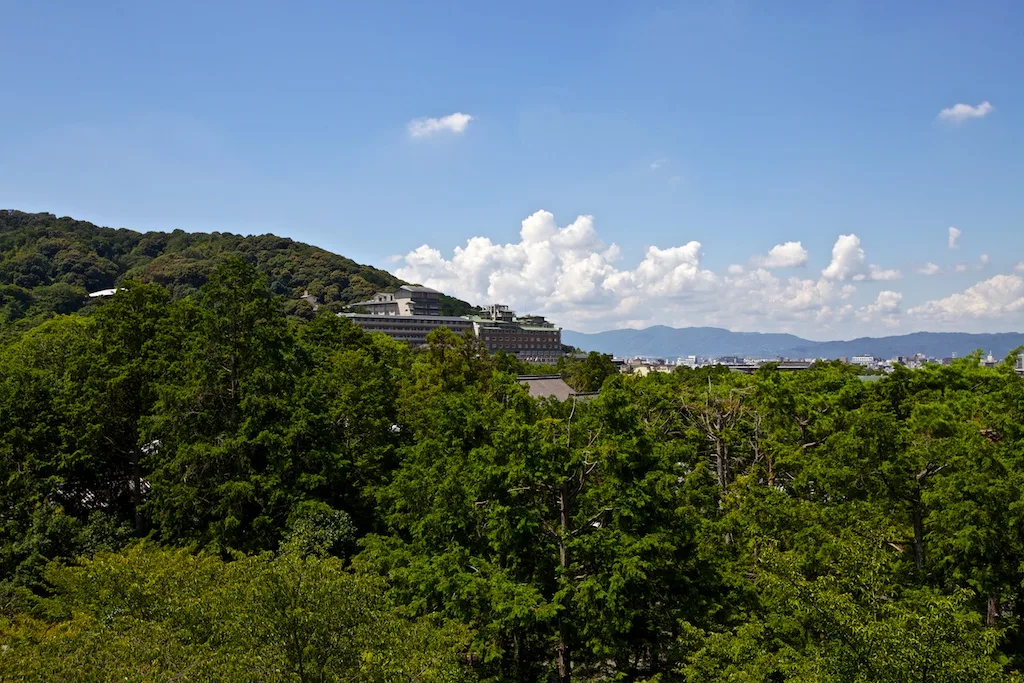 東山の木々越しに見えるウェスティン都ホテル京都の建物