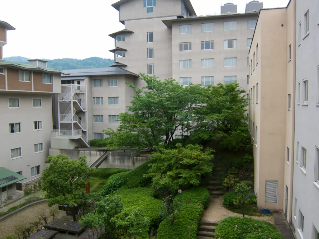 ウェスティン都ホテル京都の客室から庭と建物を見下ろした2012年の景色