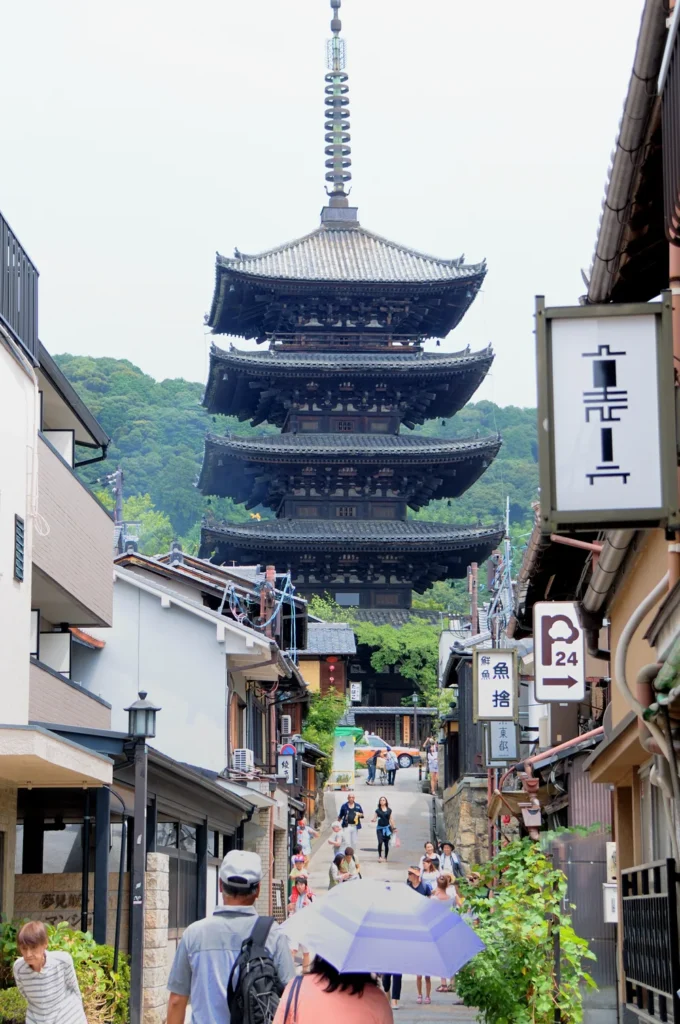 東山の路地から見上げる八坂の塔